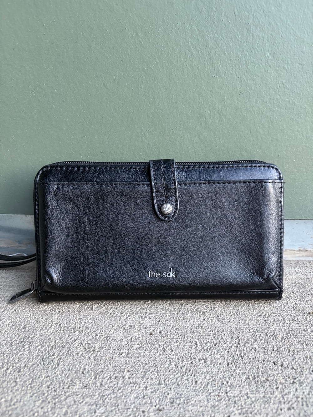 The Sak Black Leather Wristlet Crossbody Wallet Phone Pocket